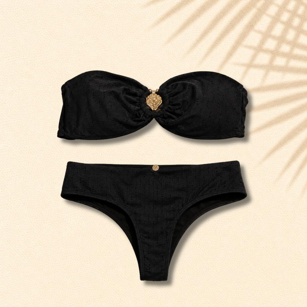Traje de baño dos piezas Strapless con detalle dorado y braga tipo hilo.